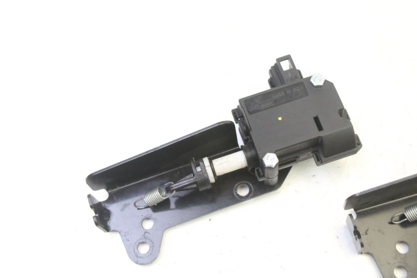 photo de MOTOR DE ABERTURA DO BAÚ PIAGGIO MP3 HPE 310 (2024 - 2025) - Detalhe da peça
