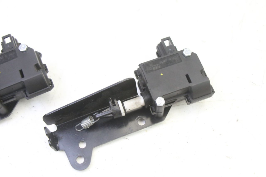 photo de MOTOR DE ABERTURA DO BAÚ PIAGGIO MP3 HPE 310 (2024 - 2025) - Zoom do estado de desgaste