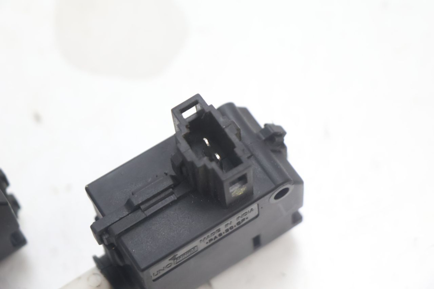photo de MOTOR DE ABERTURA DO PORTA-MALAS PIAGGIO MP3 HPE 530 (2022 - 2026) - Outro ângulo de visão