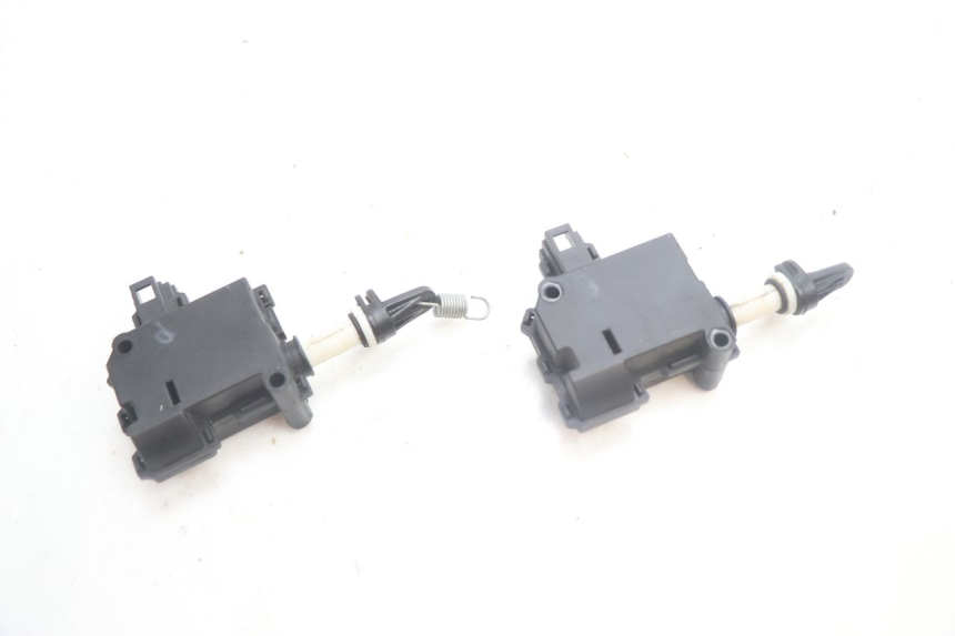 photo de MOTOR DE ABERTURA DO PORTA-MALAS PIAGGIO MP3 HPE 530 (2022 - 2026) - Ampliação técnica