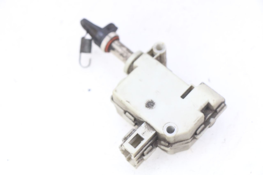 photo de MOTOR DE ABERTURA DO BAÚ PIAGGIO MP3 LT 300 (2010 - 2016) - Outro ângulo de visão