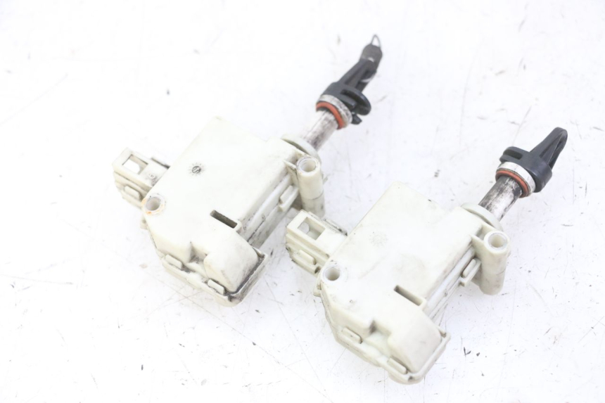photo de MOTOR DE ABERTURA DO BAÚ PIAGGIO MP3 LT 300 (2010 - 2016) - Outro ângulo de visão