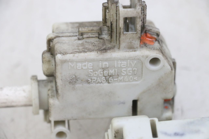 photo de MOTOR DE ABERTURA DO BAÚ PIAGGIO MP3 LT 300 (2010 - 2016) - Detalhe da peça