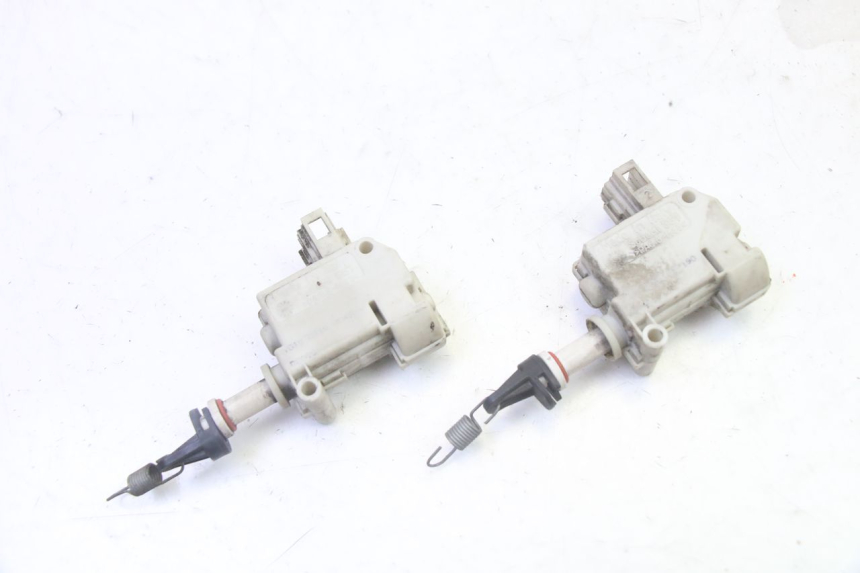 photo de MOTOR DE ABERTURA DO BAÚ PIAGGIO MP3 LT 300 (2010 - 2016) - Vista principal