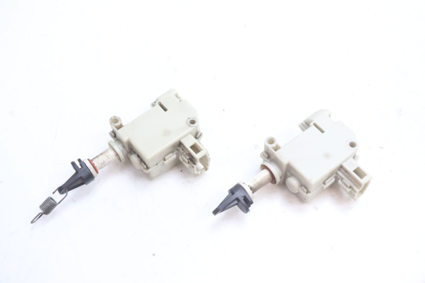 photo de MOTOR DE ABERTURA DO BAÚ PIAGGIO MP3 LT 300 (2010 - 2016) - Ampliação técnica