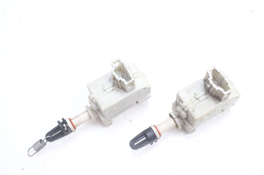 photo de MOTOR DE ABERTURA DO BAÚ PIAGGIO MP3 LT 400 (2007 - 2012) - Detalhe da peça
