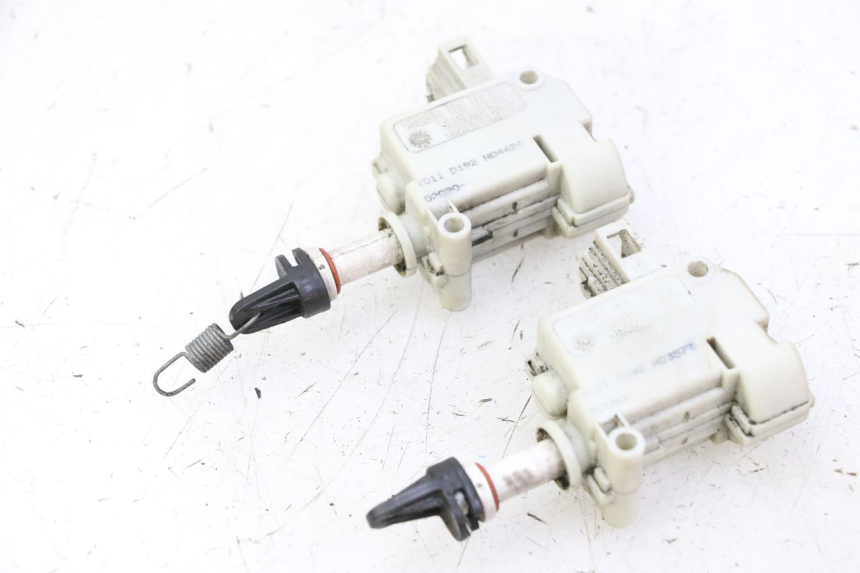 photo de MOTOR DE ABERTURA DO BAÚ PIAGGIO MP3 500 (2011 - 2015) - Pontos de fixação
