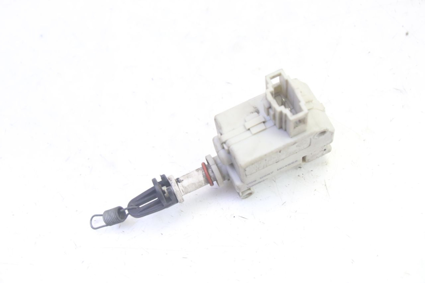 photo de MOTOR DE ABERTURA DO BAÚ PIAGGIO MP3 RL 250 (2006 - 2010) - Detalhe da peça