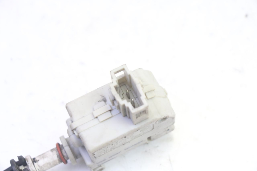 photo de MOTOR DE ABERTURA DO BAÚ PIAGGIO MP3 RL 250 (2006 - 2010) - Zoom do estado de desgaste