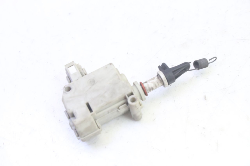 photo de MOTOR DE ABERTURA DO BAÚ PIAGGIO MP3 RL 250 (2006 - 2010) - Outro ângulo de visão