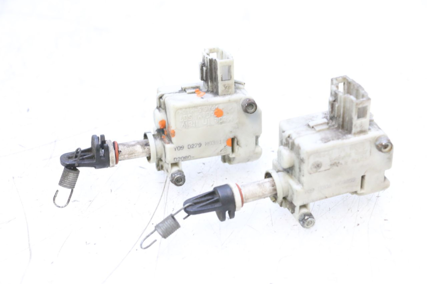 photo de MOTOR DE ABERTURA DO BAÚ PIAGGIO MP3 RL 250 (2006 - 2010) - Pontos de fixação