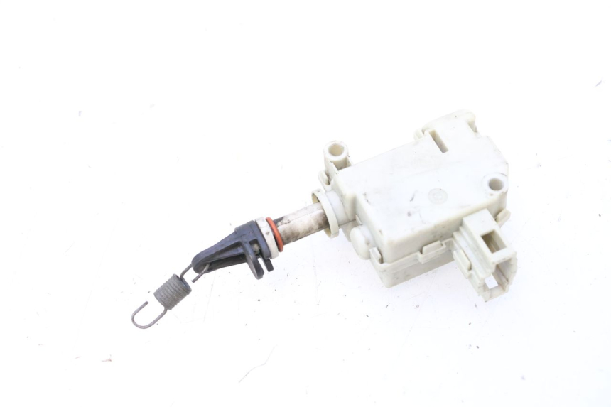photo de MOTOR DE ABERTURA DO BAÚ PIAGGIO MP3 125 (2006 - 2014) - Outro ângulo de visão