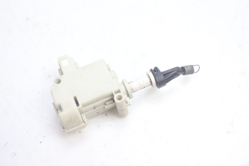 photo de MOTOR DE ABERTURA DO BAÚ PIAGGIO MP3 500 (2016 - 2018) - Detalhe da peça