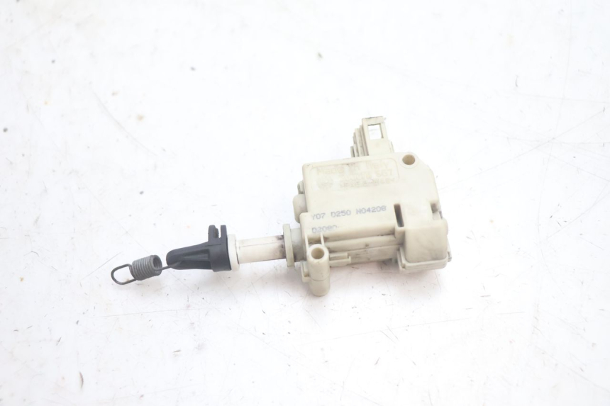 photo de MOTOR DE ABERTURA DO BAÚ PIAGGIO MP3 125 (2006 - 2014) - Detalhe da peça