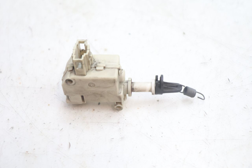 photo de MOTOR DE ABERTURA DO BAÚ PIAGGIO MP3 125 (2006 - 2014) - Outro ângulo de visão