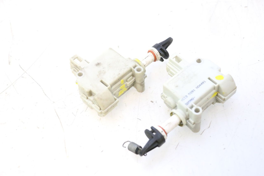 photo de MOTOR DE ABERTURA DO BAÚ PIAGGIO MP3 500 (2011 - 2015) - Detalhe da peça