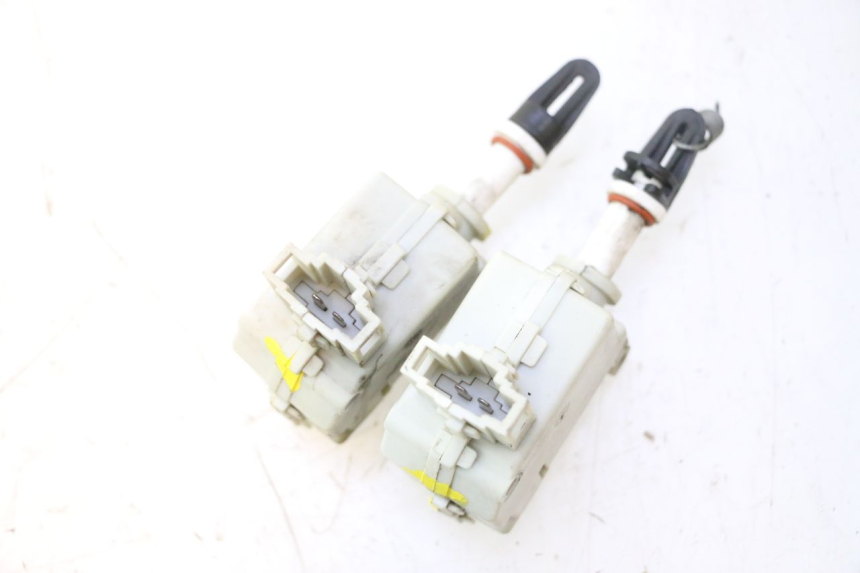 photo de MOTOR DE ABERTURA DO BAÚ PIAGGIO MP3 500 (2011 - 2015) - Ampliação técnica