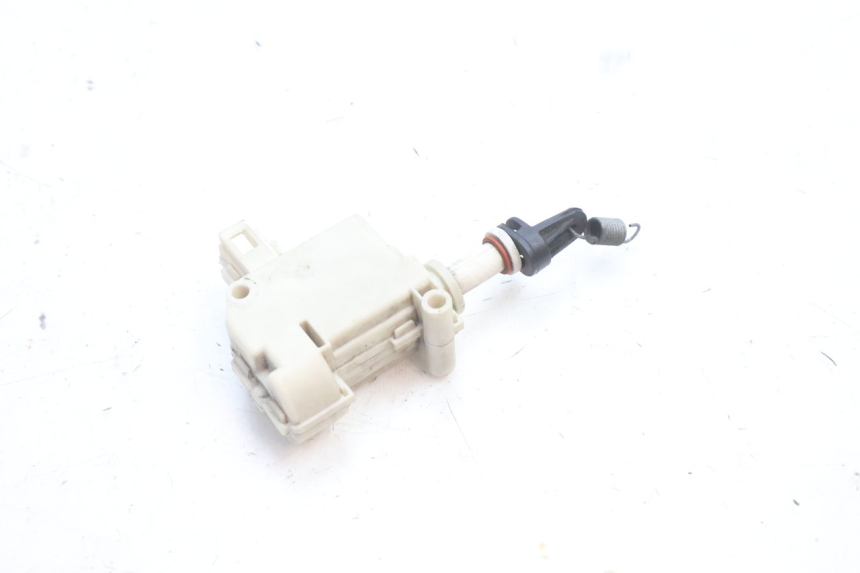 photo de MOTOR DE ABERTURA DO BAÚ PIAGGIO MP3 500 (2016 - 2018) - Ampliação técnica