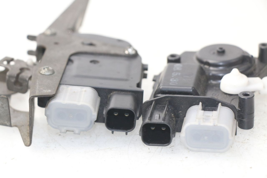 photo de MOTOR DE ABERTURA DO BAÚ HONDA NSS EX FORZA 250 (2005 - 2013) - Detalhe da peça