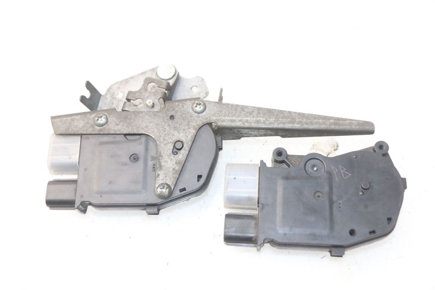 photo de MOTOR DE ABERTURA DO BAÚ HONDA NSS EX FORZA 250 (2005 - 2013) - Ampliação técnica