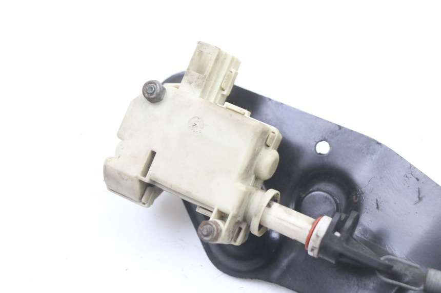 photo de MOTOR DE ABERTURA DO BAÚ PIAGGIO VESPA GRANTURISMO 125 (2003 - 2007) - Detalhe da peça