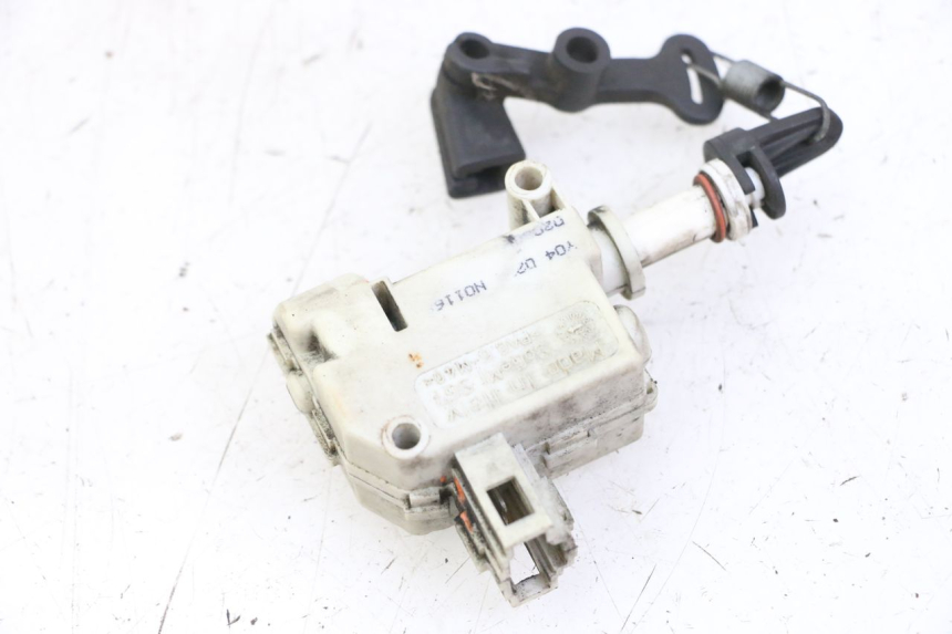 photo de MOTOR DE ABERTURA DO BAÚ PIAGGIO VESPA GRANTURISMO 200 (2004 - 2005) - Detalhe da peça