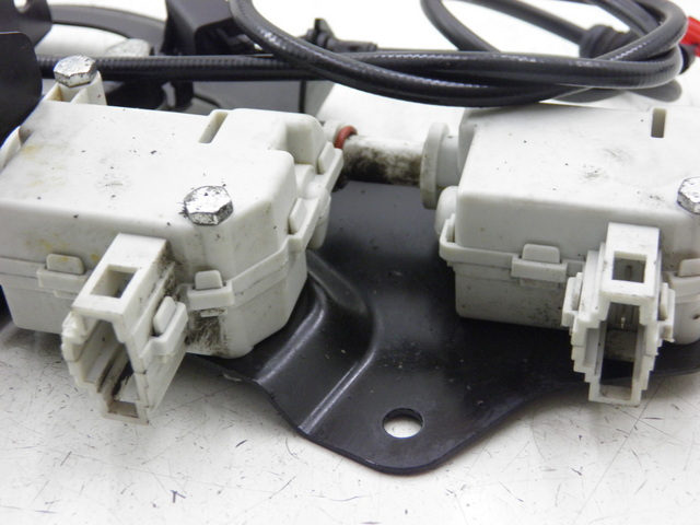 photo de MOTOR DE ABERTURA DO BAÚ PIAGGIO XEVO - X EVO 125 (2010 - 2015) - Outro ângulo de visão