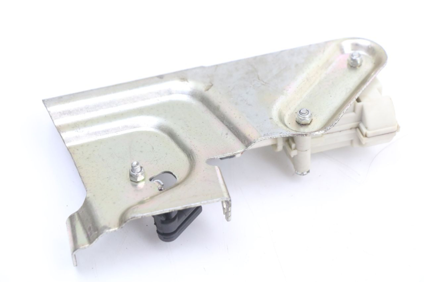 photo de MOTOR DE ABERTURA DO BAÚ PIAGGIO X10 125 (2012 - 2017) - Pontos de fixação