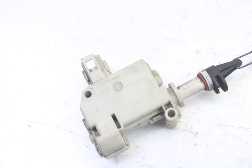 photo de MOTOR DE ABERTURA DO BAÚ PIAGGIO X9 EVOLUTION 125 (2003 - 2007) - Outro ângulo de visão