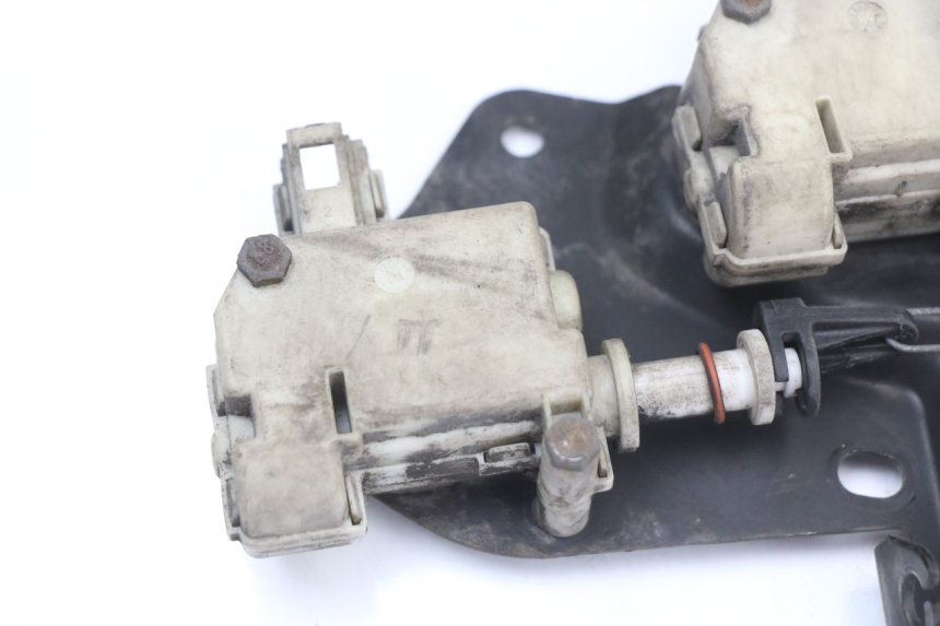 photo de MOTOR DE ABERTURA DO BAÚ PIAGGIO XEVO - X EVO 125 (2007 - 2017) - Outro ângulo de visão