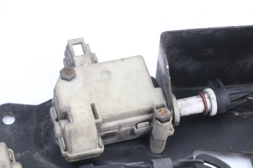 photo de MOTOR DE ABERTURA DO BAÚ PIAGGIO XEVO - X EVO 125 (2007 - 2017) - Ampliação técnica