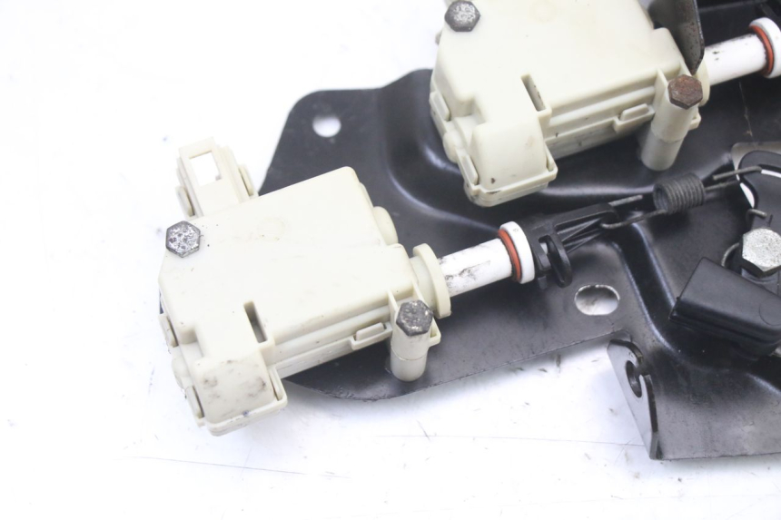 photo de MOTOR DE ABERTURA DO BAÚ PIAGGIO XEVO - X EVO 125 (2007 - 2017) - Detalhe da peça