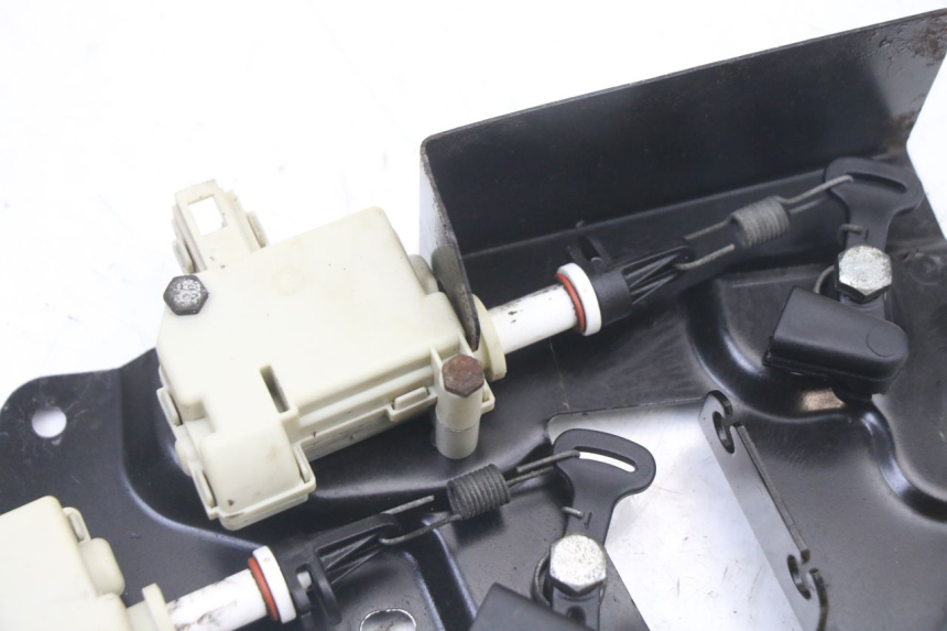 photo de MOTOR DE ABERTURA DO BAÚ PIAGGIO XEVO - X EVO 125 (2007 - 2017) - Zoom do estado de desgaste
