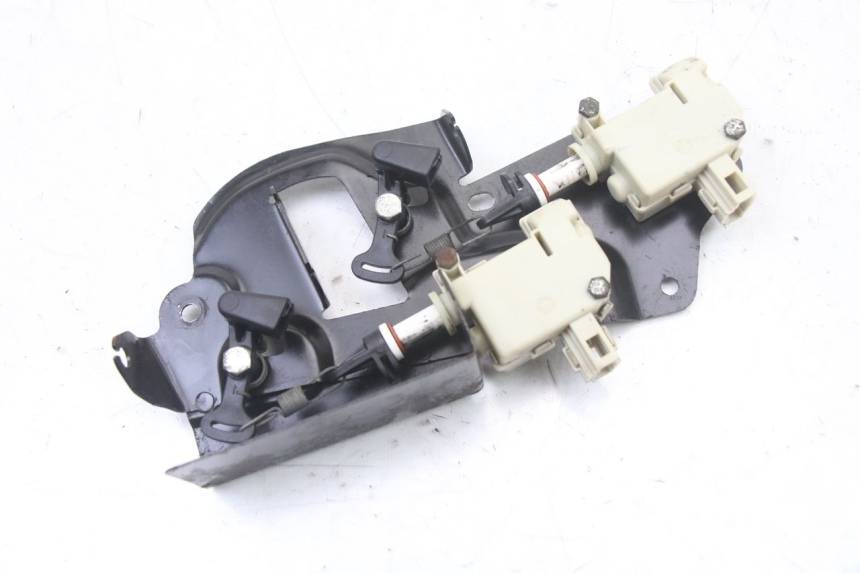 photo de MOTOR DE ABERTURA DO BAÚ PIAGGIO XEVO - X EVO 125 (2007 - 2017) - Outro ângulo de visão