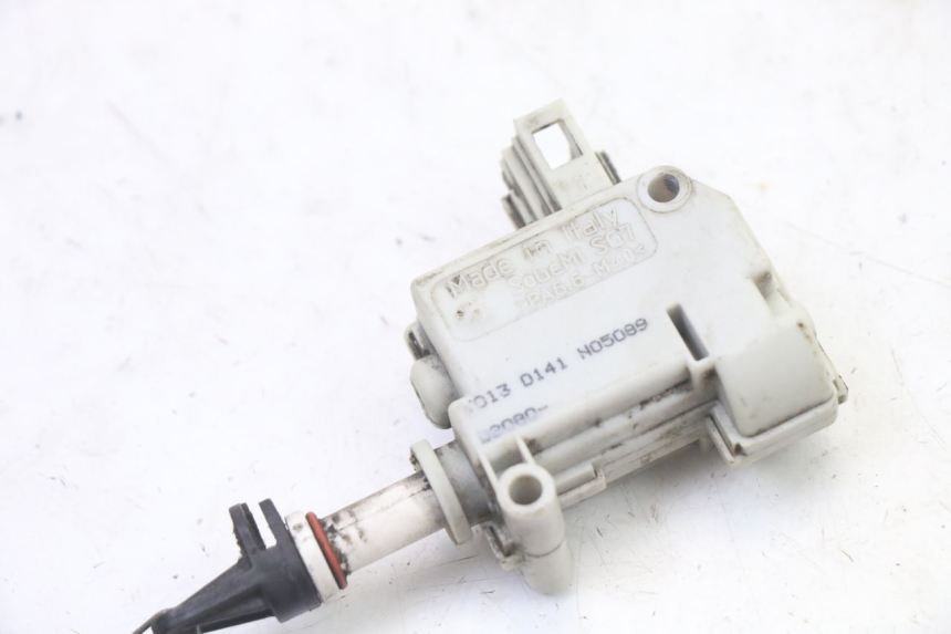 photo de MOTOR DE ABERTURA DO BAÚ PIAGGIO XEVO - X EVO 125 (2007 - 2017) - Detalhe da peça