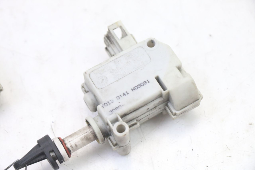 photo de MOTOR DE ABERTURA DO BAÚ PIAGGIO XEVO - X EVO 125 (2007 - 2017) - Zoom do estado de desgaste