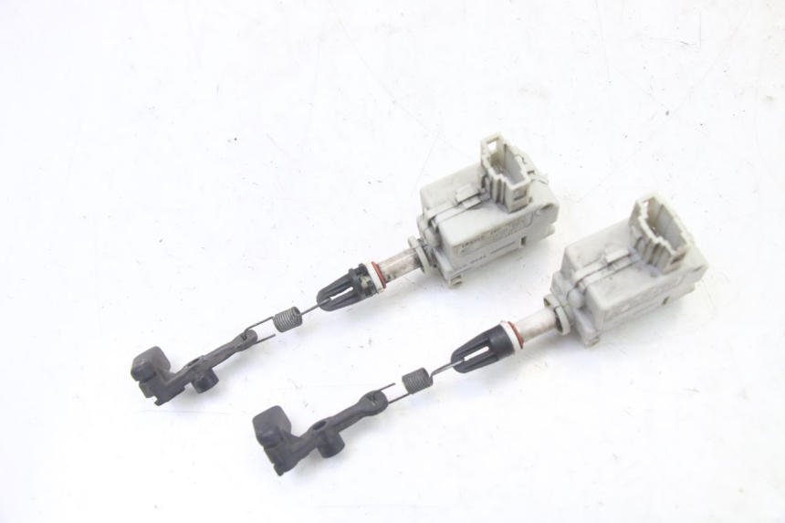 photo de MOTOR DE ABERTURA DO BAÚ PIAGGIO XEVO - X EVO 125 (2007 - 2017) - Outro ângulo de visão