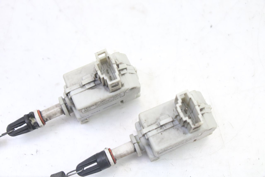 photo de MOTOR DE ABERTURA DO BAÚ PIAGGIO XEVO - X EVO 125 (2007 - 2017) - Ampliação técnica
