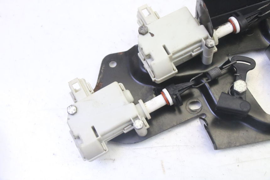 photo de MOTOR DE ABERTURA DO BAÚ PIAGGIO XEVO - X EVO 125 (2007 - 2017) - Detalhe da peça