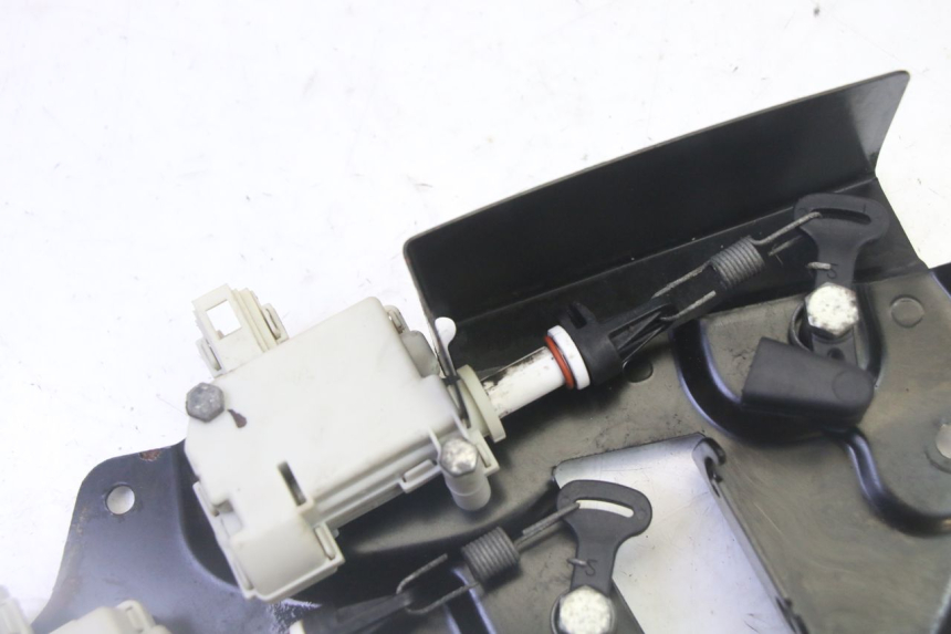 photo de MOTOR DE ABERTURA DO BAÚ PIAGGIO XEVO - X EVO 125 (2007 - 2017) - Zoom do estado de desgaste