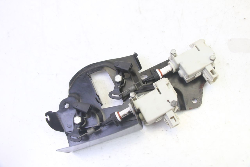 photo de MOTOR DE ABERTURA DO BAÚ PIAGGIO XEVO - X EVO 125 (2007 - 2017) - Outro ângulo de visão