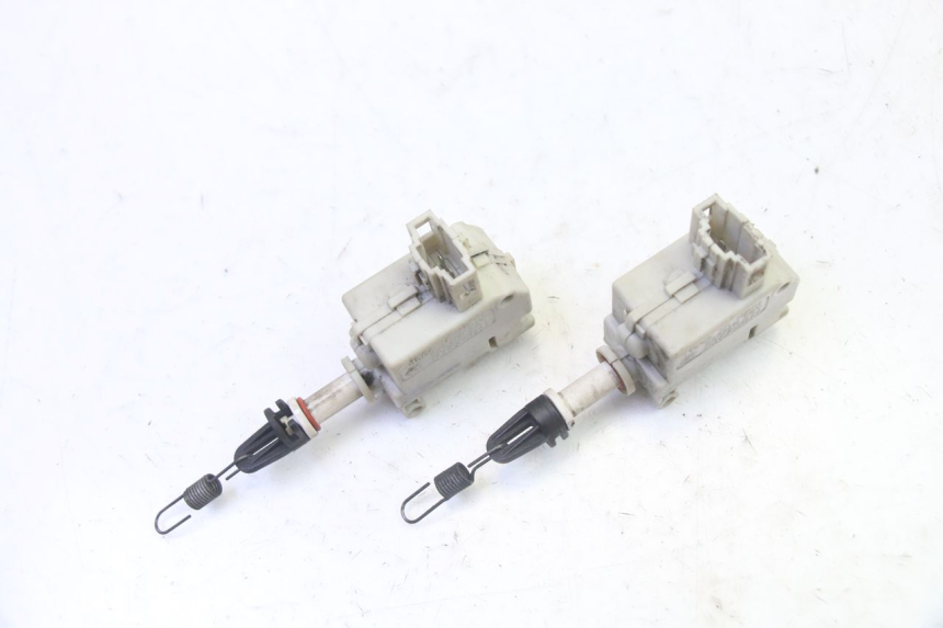 photo de MOTOR DE ABERTURA DO BAÚ PIAGGIO XEVO - X EVO 125 (2007 - 2017) - Detalhe da peça