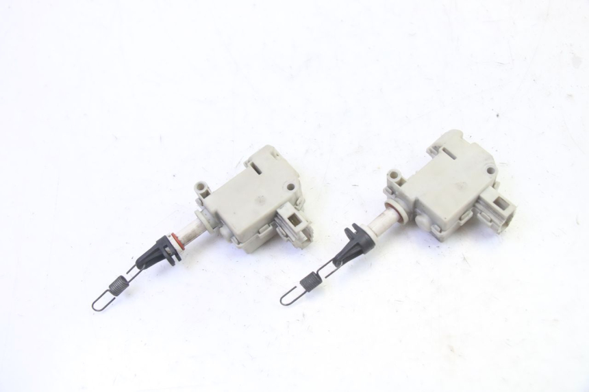 photo de MOTOR DE ABERTURA DO BAÚ PIAGGIO XEVO - X EVO 125 (2007 - 2017) - Outro ângulo de visão
