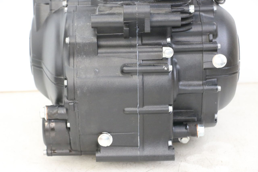 photo de MOTOR ROYAL ENFIELD SCRAM 411 (2022 - 2024) - Detalhes característicos
