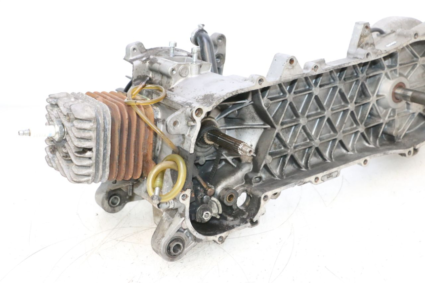 photo de MOTOR APRILIA SR MOTARD 50 (2012 - 2018) - Detalhes característicos