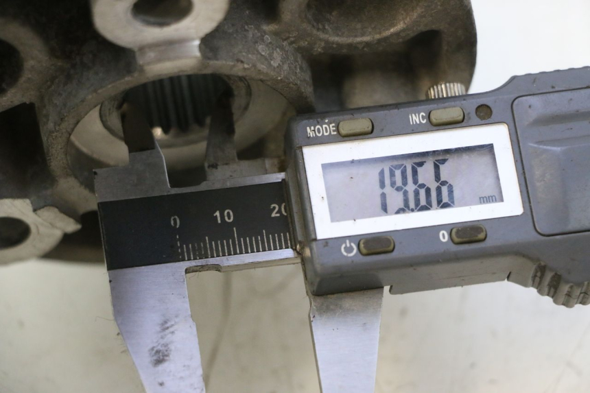 photo de CUBO DE RODA TRASEIRO LONGJIA LJ50QT 8M 2T 50 (2010 - 2017) - Detalhe da peça