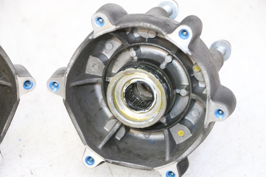 photo de CUBO DA RODA DIANTEIRA PIAGGIO MP3 HPE 310 (2024 - 2025) - Pontos de fixação