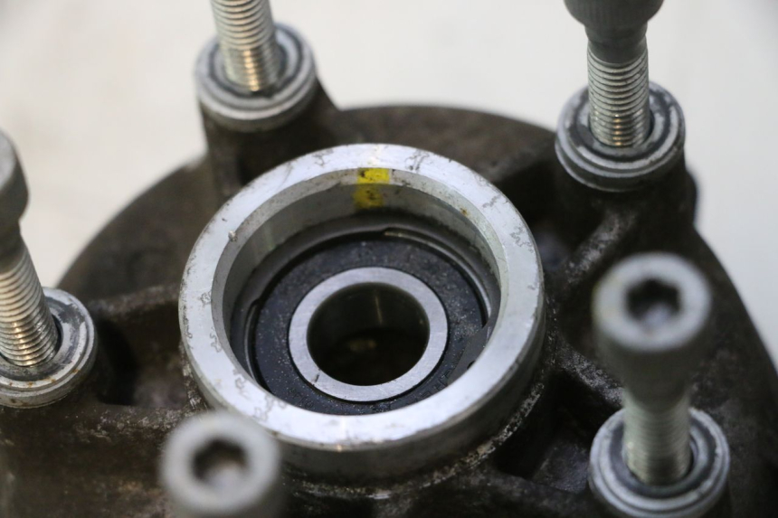photo de CUBO DA RODA DIANTEIRA PIAGGIO MP3 500 (2011 - 2015) - Outro ângulo de visão