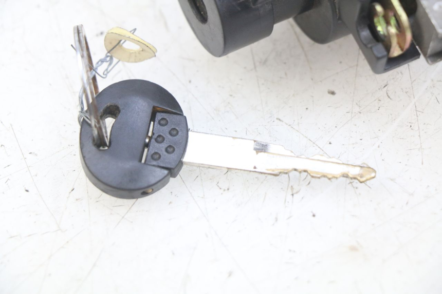 photo de CHAVE DE IGNIÇÃO PEUGEOT KISBEE 2T 50 (2010 - 2017) - Pontos de fixação