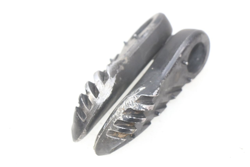 photo de PAR DE APOIOS DE PÉ TRASEIROS MBK BOOSTER SPIRIT 50 (2004 - 2017) - Detalhe da peça